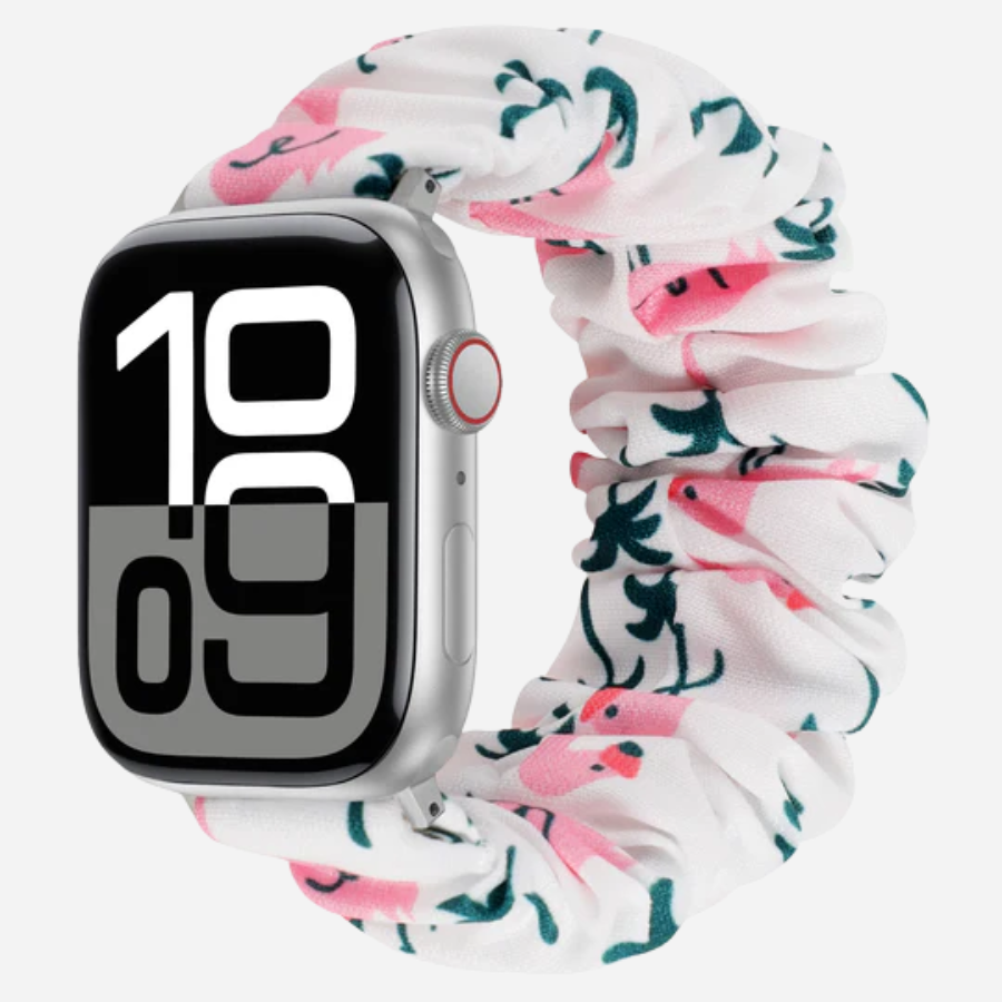 Apple Watch Scrunchie Armband „Velora“ in Flamingo White mit pinken Flamingos und grünen Palmenblättern auf weißem Stoff, elastisch im Scrunchie-Design
