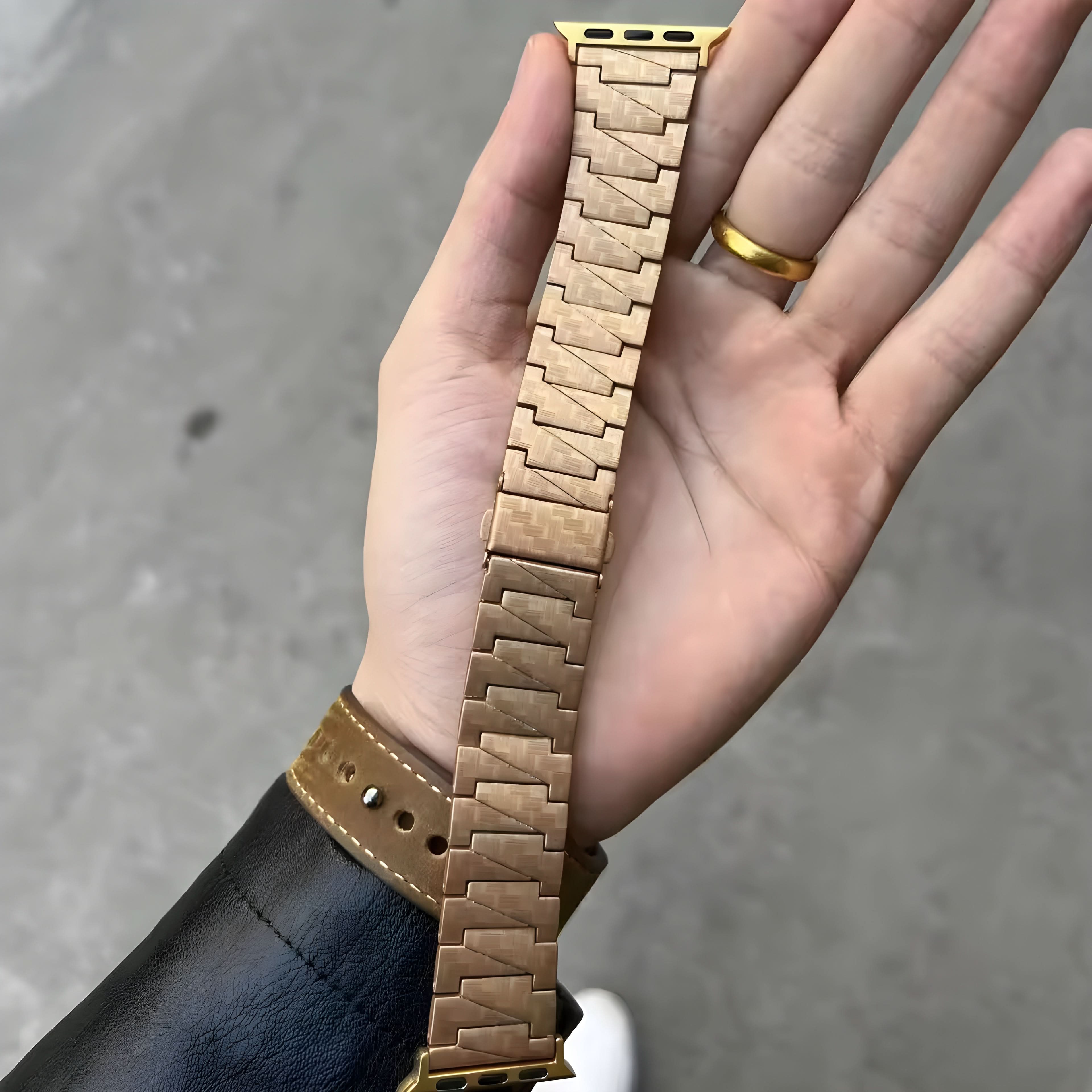 Bracelet CarbonEdge™ haut de gamme en fibre de carbone pour Apple Watch (38–49 mm) – Compatible avec les séries 1 à 11, SE (1re à 3e génération), Ultra, Ultra 2 et Ultra 3.