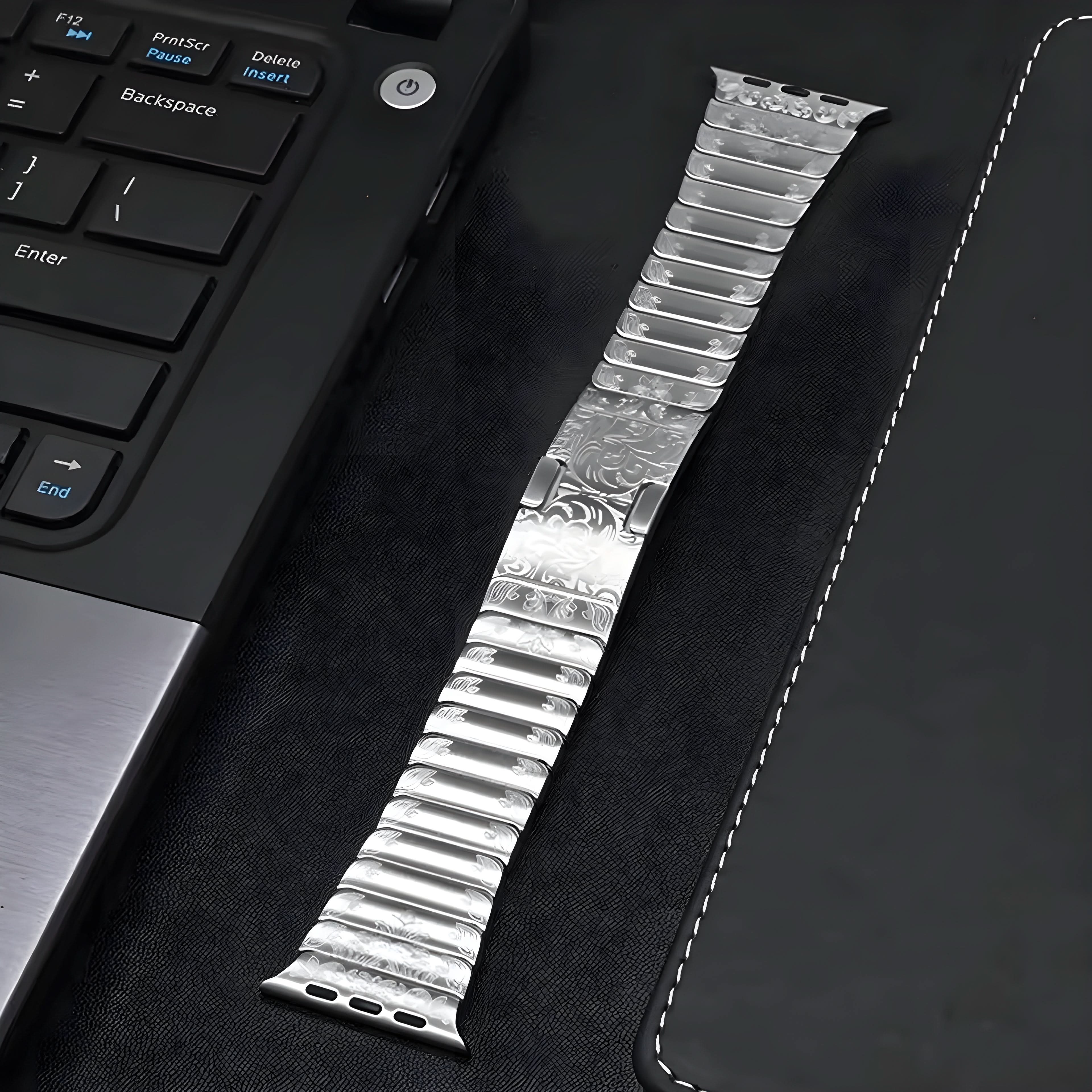 Bracelet SteelCrest™ de luxe en acier inoxydable avec gravure pour Apple Watch (38–49 mm) – Compatible avec les séries 1 à 11, SE (1re à 3e génération), Ultra, Ultra 2 et Ultra 3.