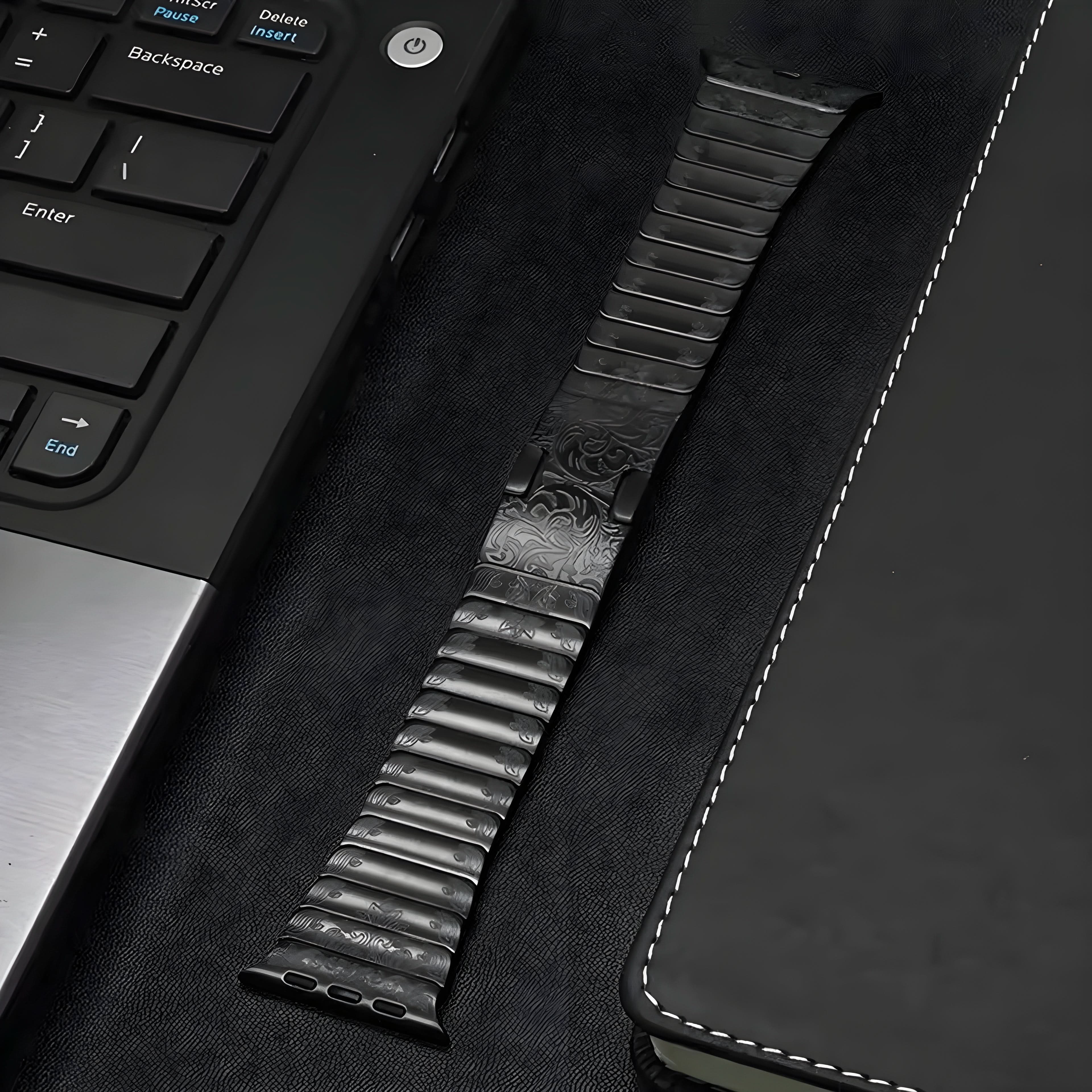 Bracelet SteelCrest™ de luxe en acier inoxydable avec gravure pour Apple Watch (38–49 mm) – Compatible avec les séries 1 à 11, SE (1re à 3e génération), Ultra, Ultra 2 et Ultra 3.