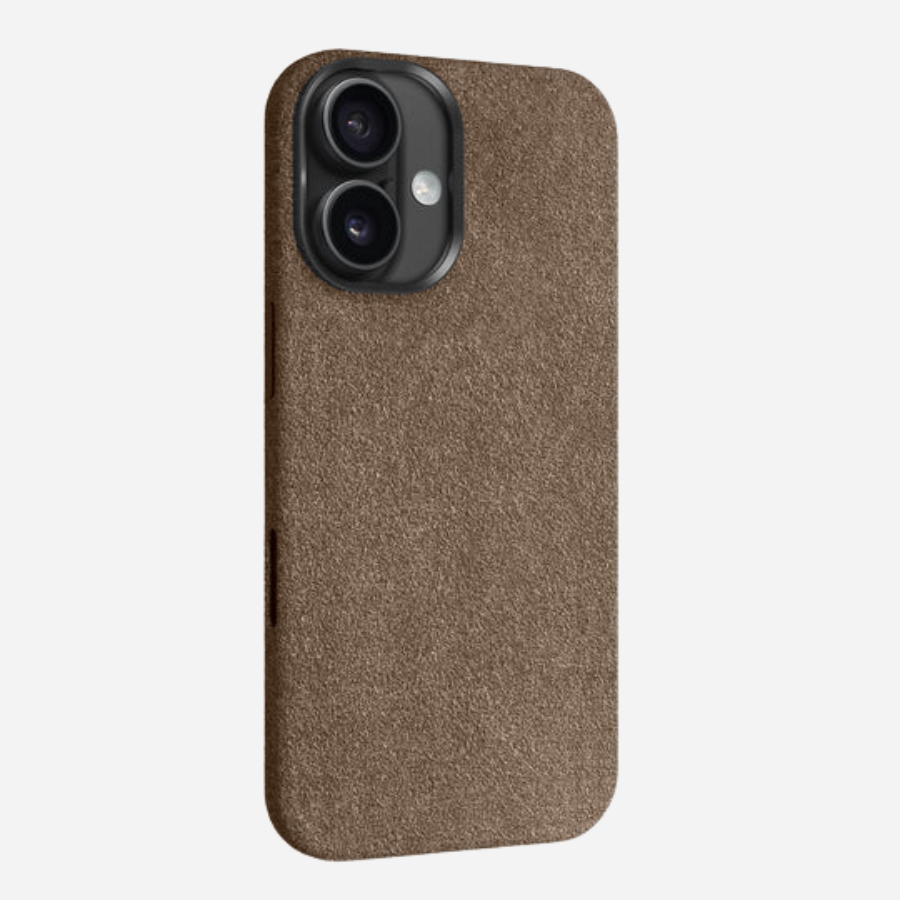 iPhone 17 Alcantara Case – elegante braune Stoffhülle mit Kameraaussparung, Rückseite seitlich