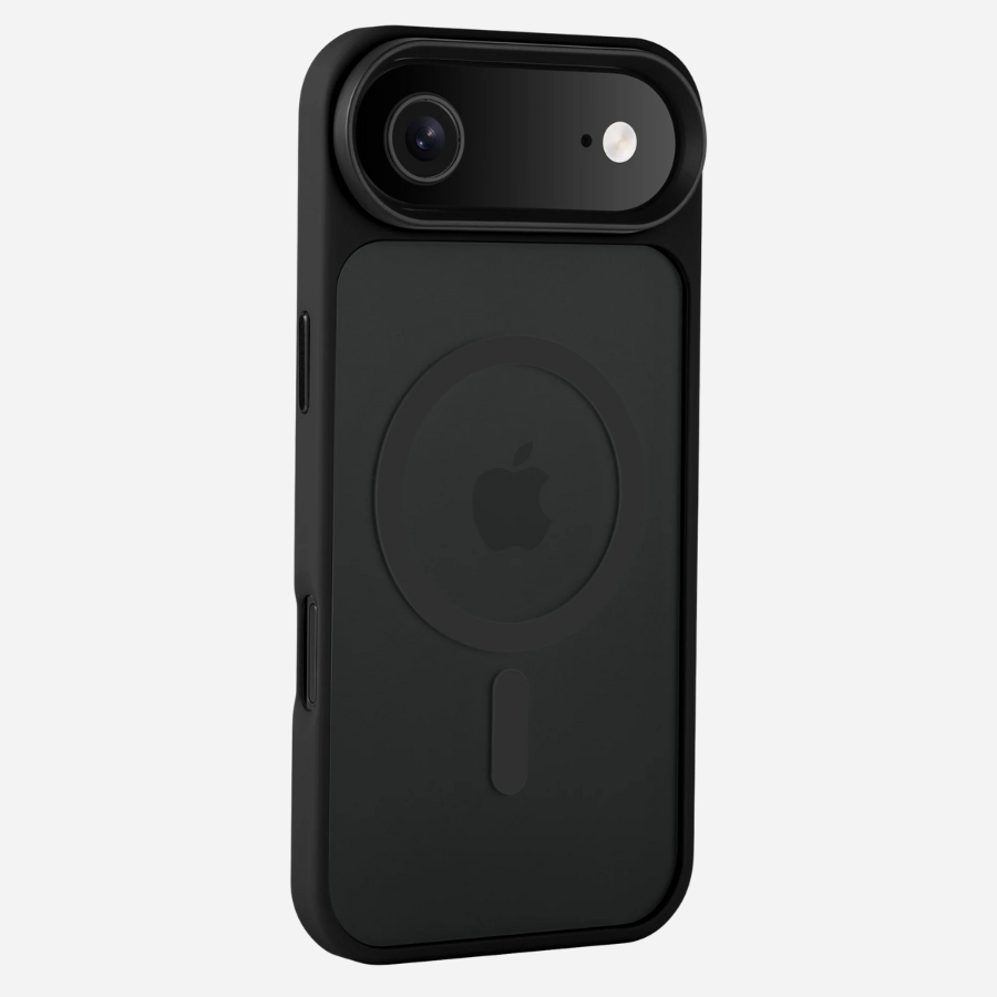 Housse pour iPhone Air Bandkult noire – vue frontale inclinée ; cadre étroit, protection d'écran rehaussée, ouvertures pour les boutons nettes.
