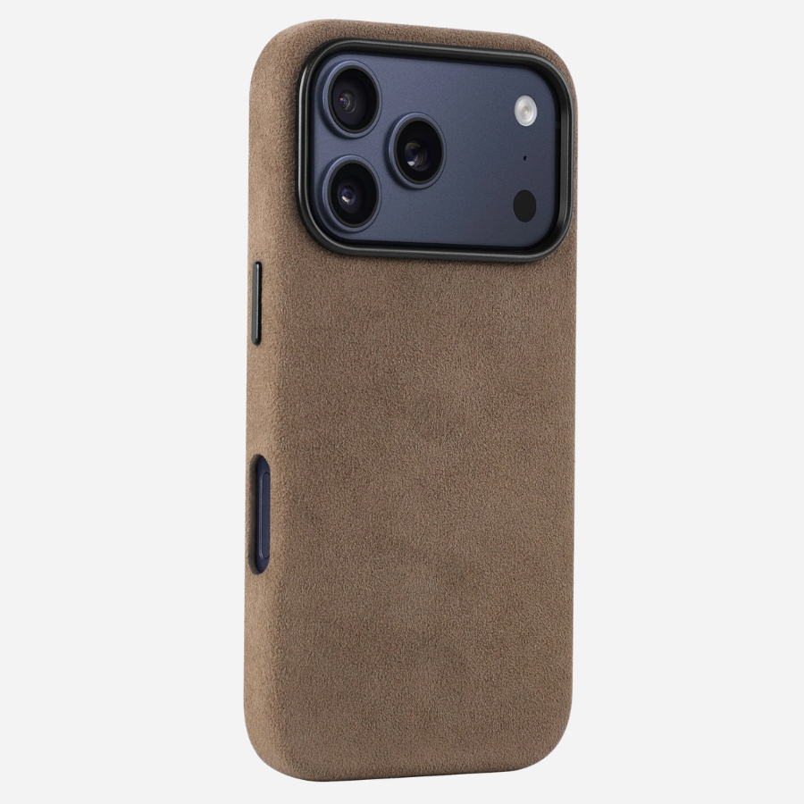 Rückseite der braunen iPhone 17 Pro Max Hülle aus Alcantara® – edle Optik