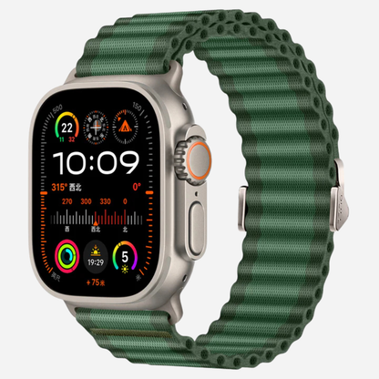Apple Watch Nylon Armband in Dunkelgrün mit hellem Verschluss von bandkult – modernes Outdoor-Armband mit stabilem Halt.