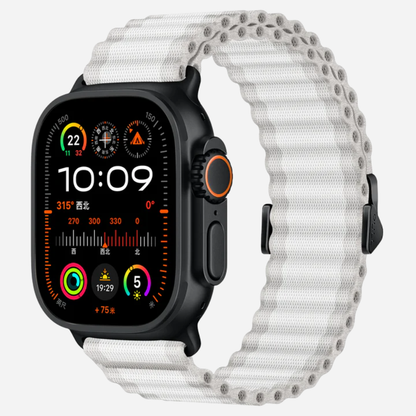 Apple Watch Ultra Armband in Weiß mit schwarzem Verschluss von bandkult – leicht, robust & ideal für Sport & Outdoor.