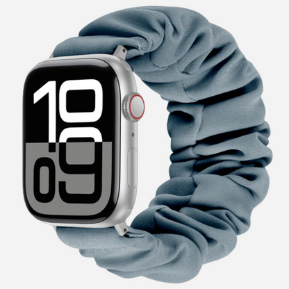 Apple Watch Scrunchie Armband „Velora“ in Taubenblau, elastisch und weich, aus Stoff im Scrunchie-Design