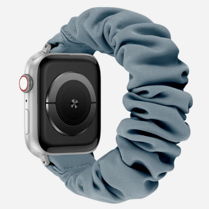 Apple Watch Scrunchie Armband „Velora“ in Taubenblau, elastisch und weich, aus Stoff im Scrunchie-Design