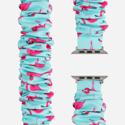 Apple Watch Scrunchie Armband „Velora“ in Hellblau mit Flamingo- und Palmen-Motiv