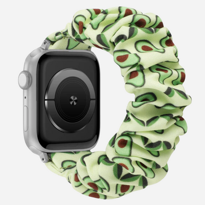 Apple Watch Scrunchie Armband „Velora“ mit Avocado-Motiv auf hellgrünem Stoff, elastisch im Scrunchie-Design