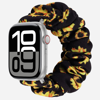 Apple Watch Scrunchie Armband „Velora“ mit Sonnenblumen-Motiv auf schwarzem Stoff, elastisch im Scrunchie-Design