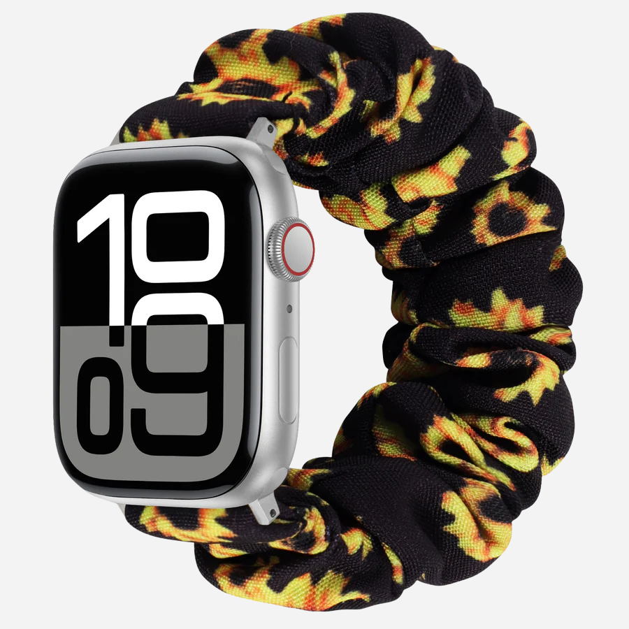 Apple Watch Scrunchie Armband „Velora“ mit Sonnenblumen-Motiv auf schwarzem Stoff, elastisch im Scrunchie-Design