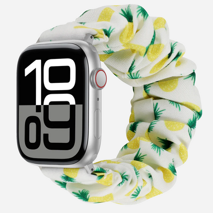 Apple Watch Scrunchie Armband „Velora“ mit Ananas-Motiv auf weißem Stoff, elastisch im Scrunchie-Design