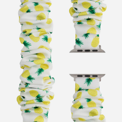 Apple Watch Scrunchie Armband „Velora“ mit Ananas-Motiv auf weißem Stoff, elastisch im Scrunchie-Design