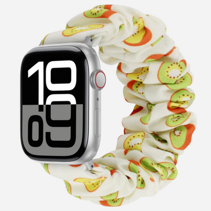 Apple Watch Scrunchie Armband „Velora“ mit Kiwi-Motiv auf weißem Stoff, elastisch im Scrunchie-Design