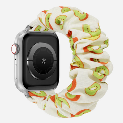 Apple Watch Scrunchie Armband „Velora“ mit Kiwi-Motiv auf weißem Stoff, elastisch im Scrunchie-Design