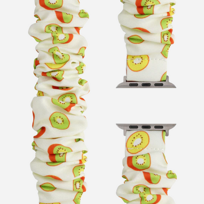 Apple Watch Scrunchie Armband „Velora“ mit Kiwi-Motiv auf weißem Stoff, elastisch im Scrunchie-Design