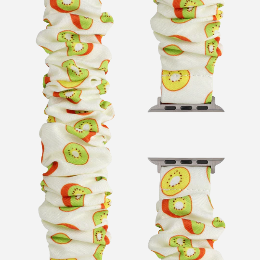 Apple Watch Scrunchie Armband „Velora“ mit Kiwi-Motiv auf weißem Stoff, elastisch im Scrunchie-Design