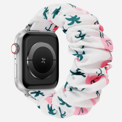 Apple Watch Scrunchie Armband „Velora“ in Flamingo White mit pinken Flamingos und grünen Palmenblättern auf weißem Stoff, elastisch im Scrunchie-Design