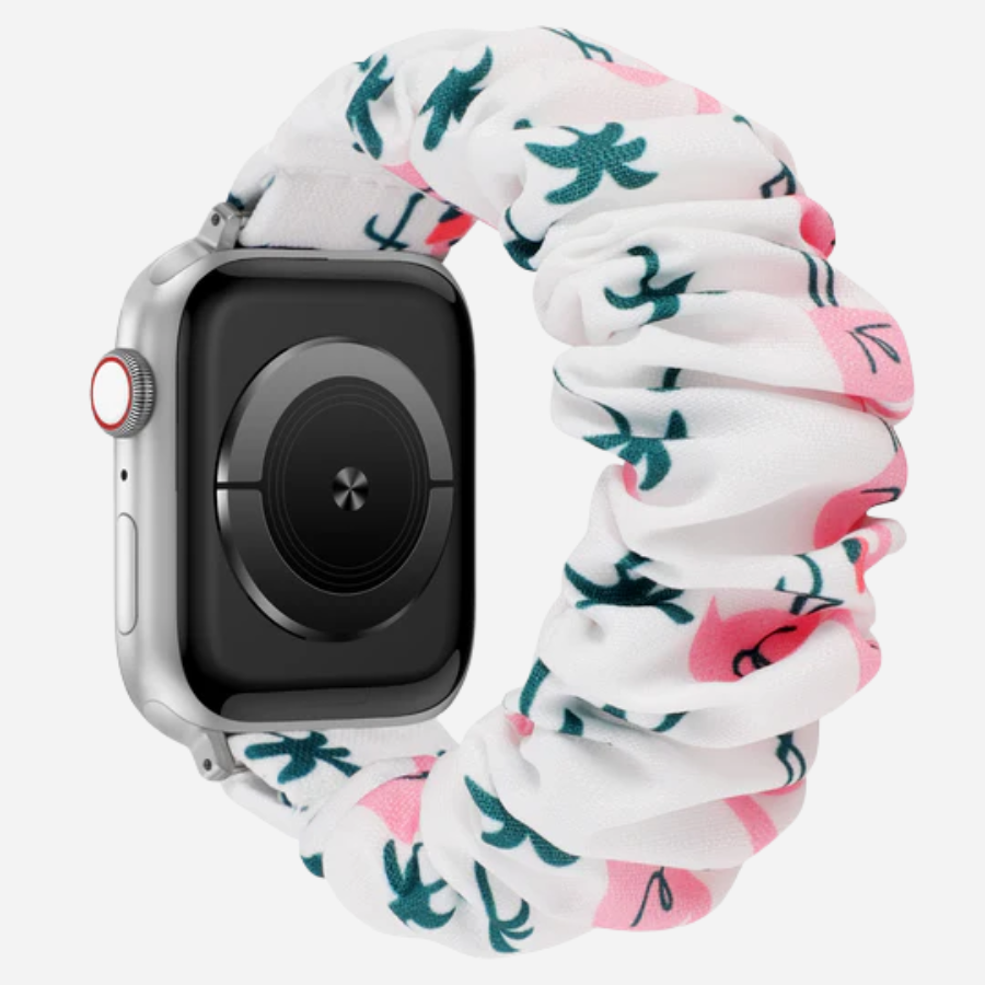 Apple Watch Scrunchie Armband „Velora“ in Flamingo White mit pinken Flamingos und grünen Palmenblättern auf weißem Stoff, elastisch im Scrunchie-Design