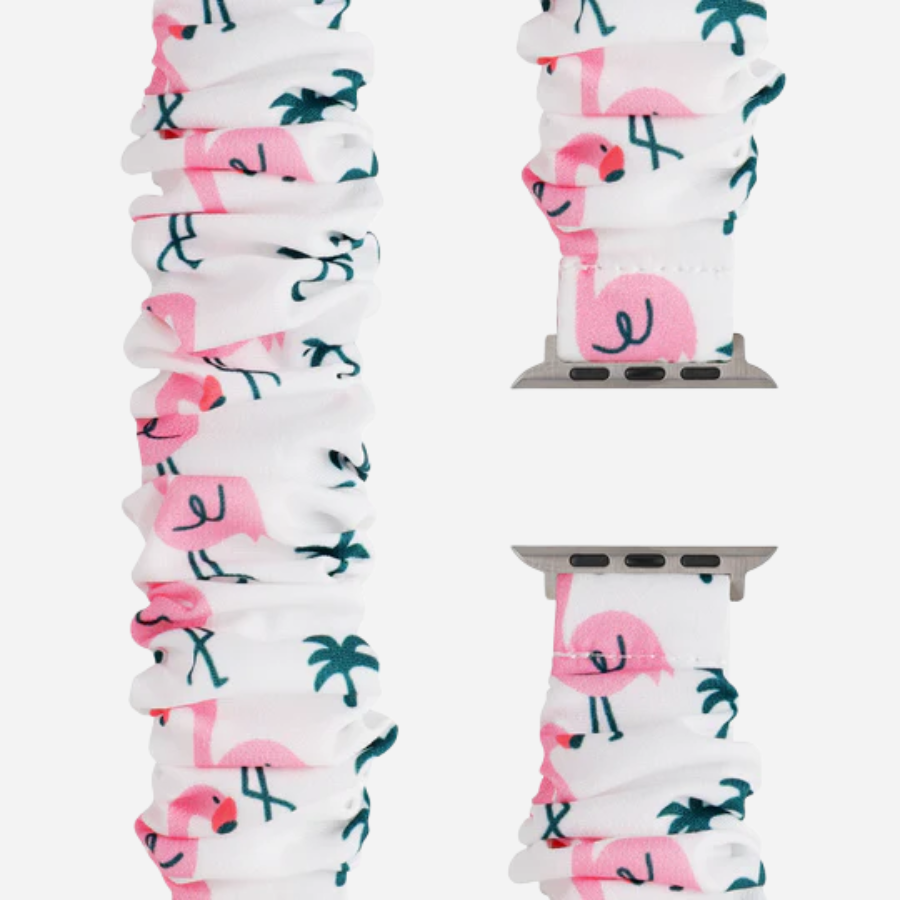 Apple Watch Scrunchie Armband „Velora“ in Flamingo White mit pinken Flamingos und grünen Palmenblättern auf weißem Stoff, elastisch im Scrunchie-Design