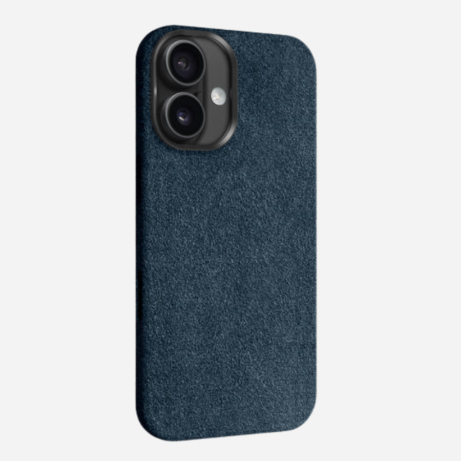 iPhone 17 Alcantara Case – edle dunkelblaue Stoffhülle mit Kameraaussparung, Rückseite seitlich