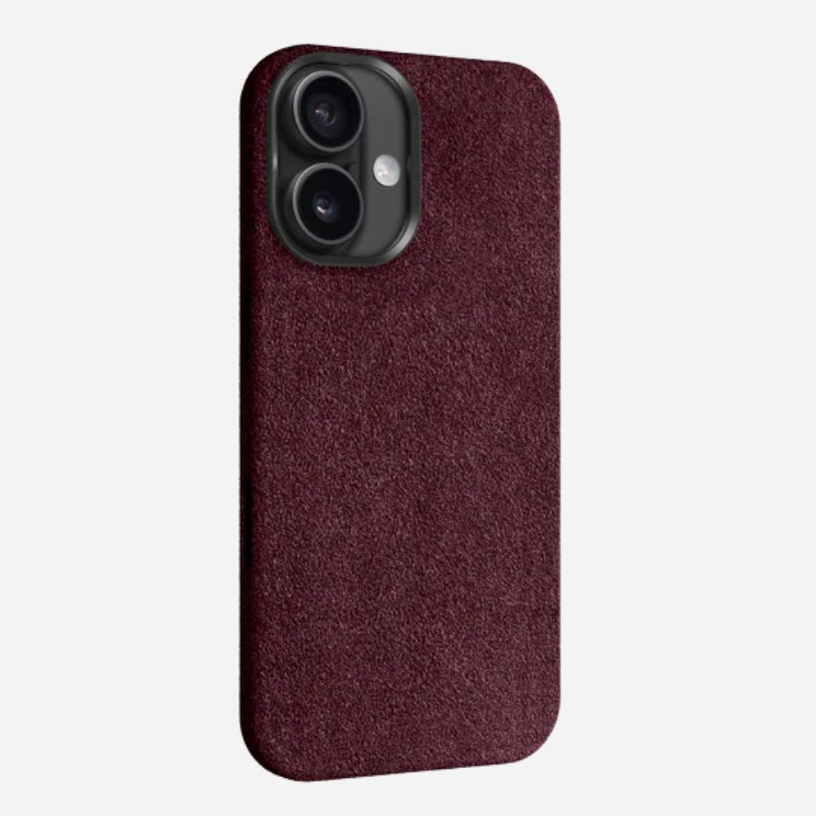 iPhone 17 Alcantara Case – weiche bordeauxrote Stoffhülle mit Kameraaussparung, Rückseite seitlich