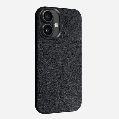 iPhone 17 Alcantara Case – elegante schwarze Stoffhülle mit Kameraaussparung, Rückseite seitlich
