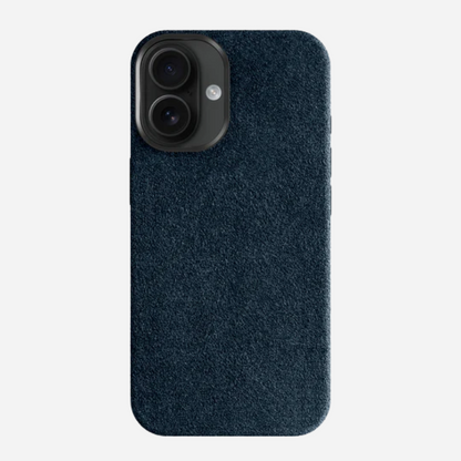 Edle iPhone 17 Hülle aus Alcantara – dunkelblaues Stoff-Case, Rückseite gerade Ansicht