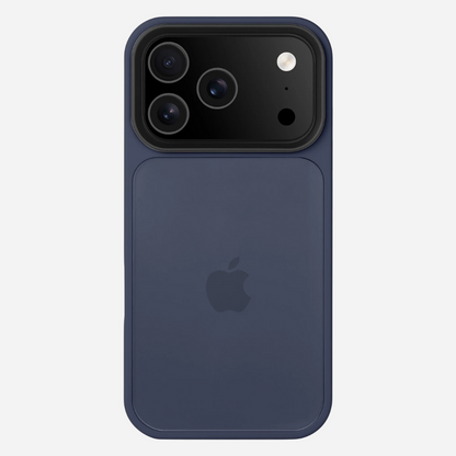 Rückseite des iPhone 17 Pro Max im Bandkult Solid Case (dunkelblau) – großes Kameramodul mit Schutzrahmen.