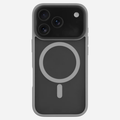 Rückseite des iPhone 17 Pro Max im Bandkult Solid Case (grau) – großes Kameramodul mit Schutzrahmen.