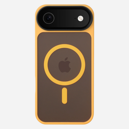 Housse d'iPhone Bandkult en jaune, vue arrière avec dos en PC brun, anneau MagSafe visible et barre de protection de la caméra.