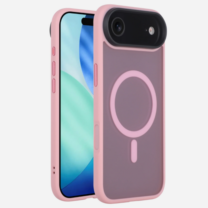 Housse iPhone Bandkult en rose – photo du set de l'avant et de l'arrière ; cadre en TPU, boutons en métal, anneau MagSafe et découpes précises.
