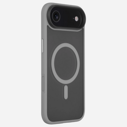 Housse iPhone Air Bandkult Grise – vue arrière inclinée ; contour gris, anneau MagSafe clairement visible, protection autour du module de caméra.