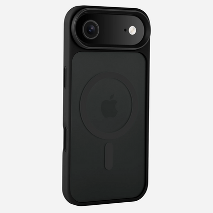 Housse pour iPhone Air Bandkult noire – vue frontale inclinée ; cadre étroit, protection d'écran rehaussée, ouvertures pour les boutons nettes.