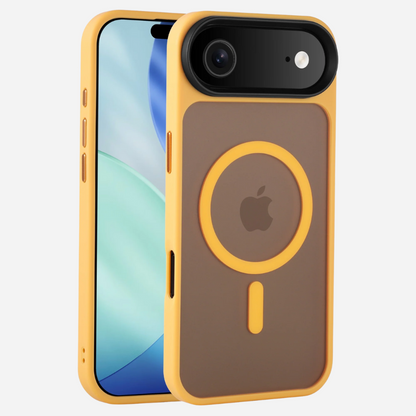 Housse iPhone Bandkult en jaune - vue arrière oblique avec dos en PC brun, anneau MagSafe visible et protection pour la caméra.