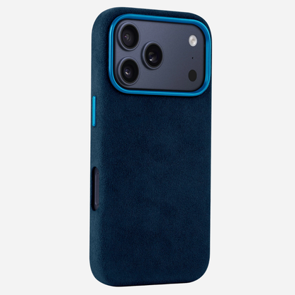 Rückseite der blauen iPhone 17 Pro Alcantara® Hülle mit MagSafe-Kompatibilität