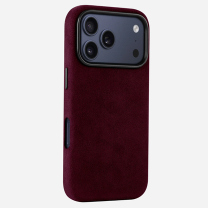 Rückseite der iPhone 17 Pro Alcantara® Hülle in Bordeaux mit Kamera-Schutz