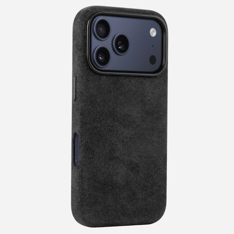 Rückseite der schwarzen iPhone 17 Pro Hülle aus Alcantara® mit Alu-Buttons