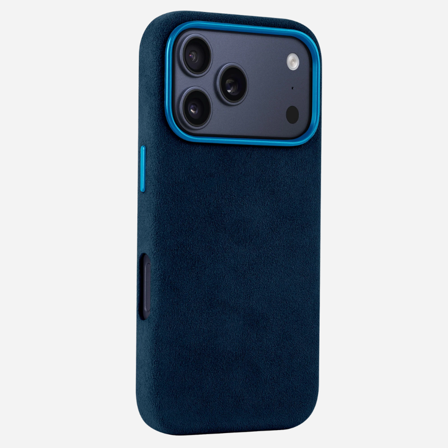 Rückseite der blauen iPhone 17 Pro Max Alcantara® Hülle mit MagSafe-Kompatibilität