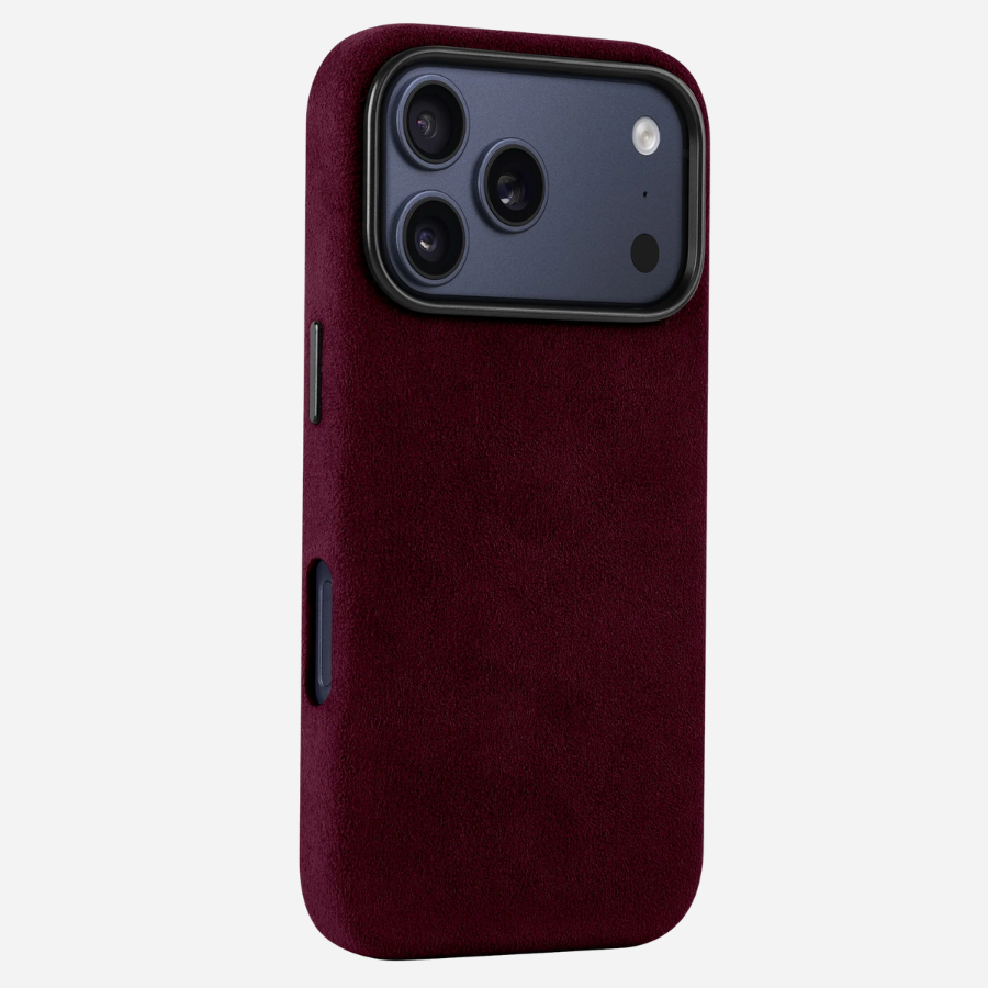Rückseite der iPhone 17 Pro Max Alcantara® Hülle in Bordeaux mit Kamera-Schutz