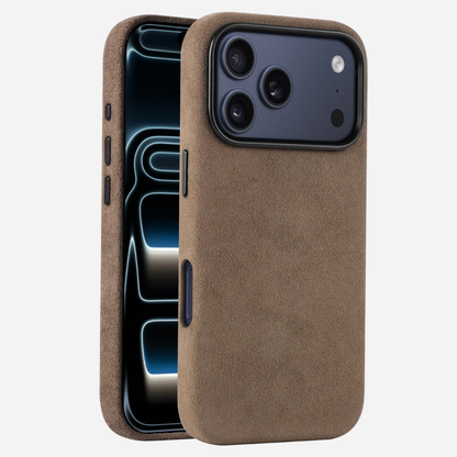 Exklusive Alcantara® Hülle für iPhone 17 Pro Max – braune Variante im Detail